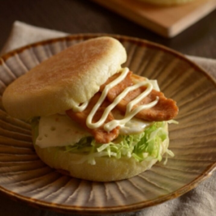 照り焼きチキンとくずし卵のサンドイッチ